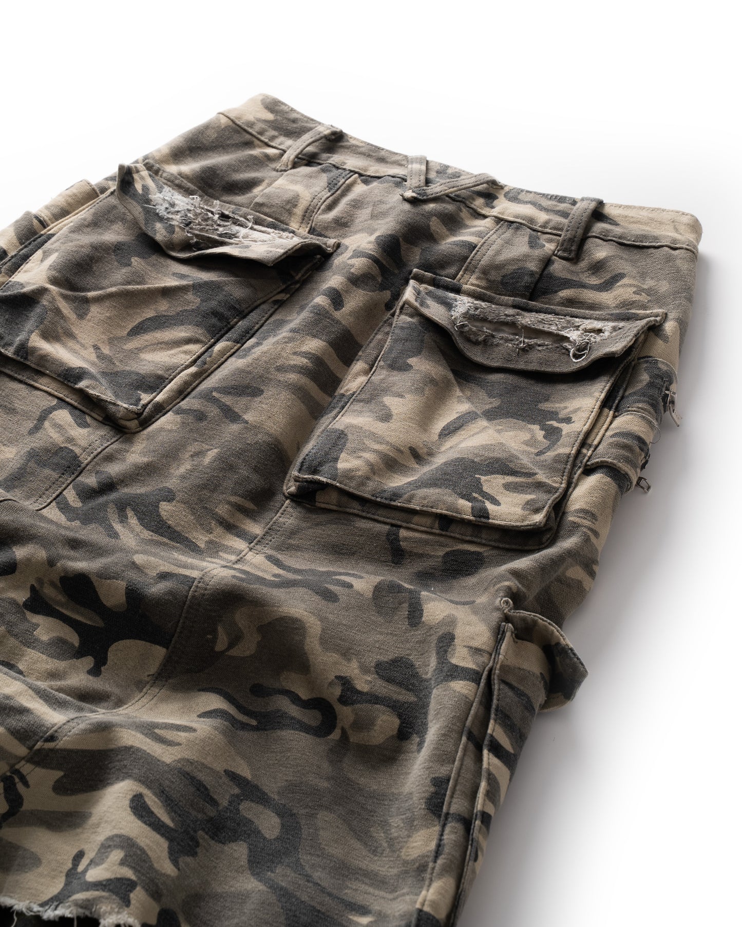 VL DISTRESSED CAMO JORTS