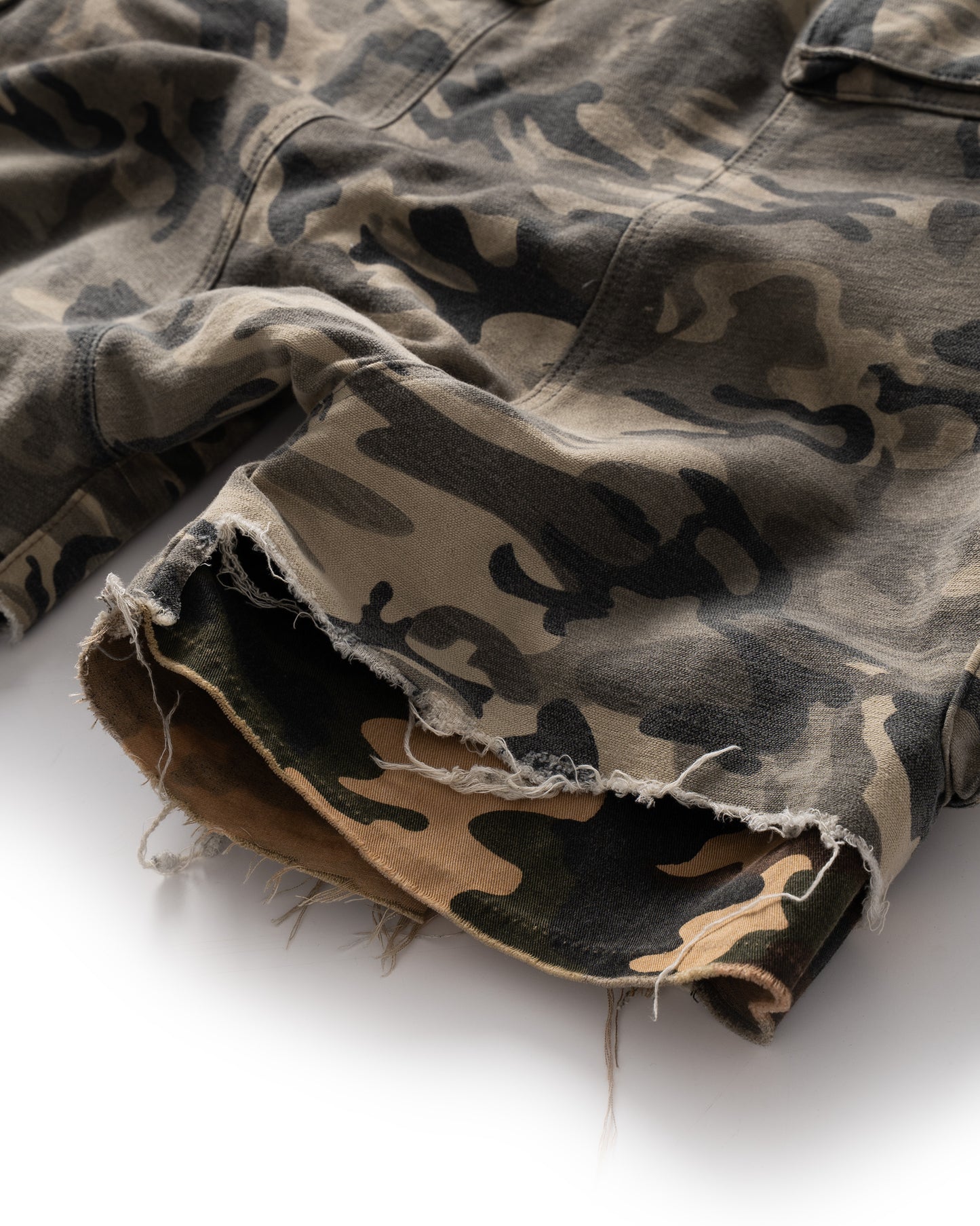 VL DISTRESSED CAMO JORTS